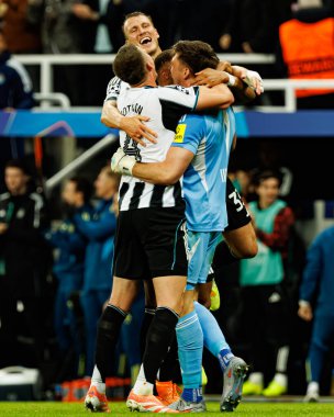 Dan Burn, Sven Botman ve Nick Pope, Newcastle United FC ile SL Benfica (Maciej Rogowski / Ball Raw Images) arasındaki Şampiyonlar Ligi faz maçında gol üstüne gol atarken görüldü.)