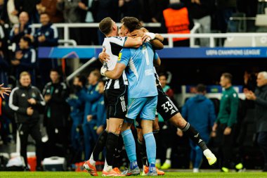 Dan Burn, Sven Botman ve Nick Pope, Newcastle United FC ile SL Benfica (Maciej Rogowski / Ball Raw Images) arasındaki Şampiyonlar Ligi faz maçında gol üstüne gol atarken görüldü.)