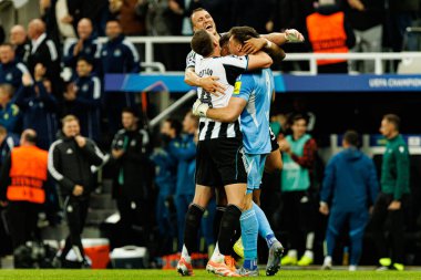 Dan Burn, Sven Botman ve Nick Pope, Newcastle United FC ile SL Benfica (Maciej Rogowski / Ball Raw Images) arasındaki Şampiyonlar Ligi faz maçında gol üstüne gol atarken görüldü.)
