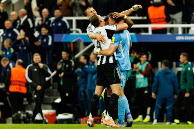 Dan Burn, Sven Botman ve Nick Pope, Newcastle United FC ile SL Benfica (Maciej Rogowski / Ball Raw Images) arasındaki Şampiyonlar Ligi faz maçında gol üstüne gol atarken görüldü.)