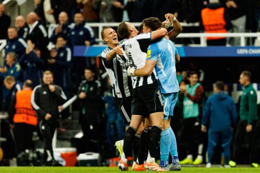 Dan Burn, Sven Botman ve Nick Pope, Newcastle United FC ile SL Benfica (Maciej Rogowski / Ball Raw Images) arasındaki Şampiyonlar Ligi faz maçında gol üstüne gol atarken görüldü.)