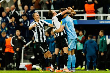 Dan Burn, Sven Botman ve Nick Pope, Newcastle United FC ile SL Benfica (Maciej Rogowski / Ball Raw Images) arasındaki Şampiyonlar Ligi faz maçında gol üstüne gol atarken görüldü.)