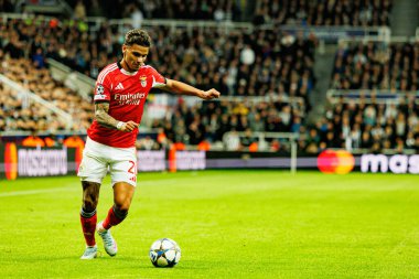 Richard Rios, Newcastle United FC ve SL Benfica (Maciej Rogowski / Ball Raw Images) arasındaki Şampiyonlar Ligi faz maçında görüldü.)
