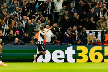 Harvey Barnes, Newcastle United FC ve SL Benfica (Maciej Rogowski / Ball Raw Images) arasındaki Şampiyonlar Ligi faz maçında attığı golün ardından kutlama yaparken görülüyor.)