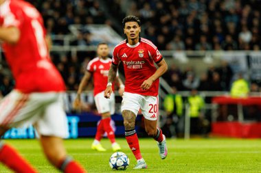 Richard Rios, Newcastle United FC ve SL Benfica (Maciej Rogowski / Ball Raw Images) arasındaki Şampiyonlar Ligi faz maçında görüldü.)