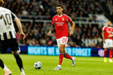 Richard Rios, Newcastle United FC ve SL Benfica (Maciej Rogowski / Ball Raw Images) arasındaki Şampiyonlar Ligi faz maçında görüldü.)