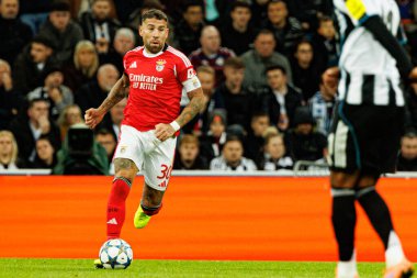 Nicolas Otamendi, Newcastle United FC ile SL Benfica (Maciej Rogowski / Ball Raw Images) arasındaki Şampiyonlar Ligi faz maçında görüldü.)