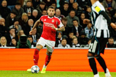 Nicolas Otamendi, Newcastle United FC ile SL Benfica (Maciej Rogowski / Ball Raw Images) arasındaki Şampiyonlar Ligi faz maçında görüldü.)