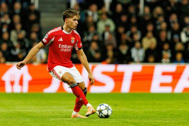 Amar Dediç, Newcastle United FC ile SL Benfica (Maciej Rogowski / Ball Raw Images) arasındaki Şampiyonlar Ligi faz maçında görüldü.)