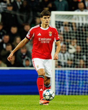 Antonio Silva, Newcastle United FC ve SL Benfica (Maciej Rogowski / Ball Raw Images) arasındaki Şampiyonlar Ligi faz maçında görüldü.)