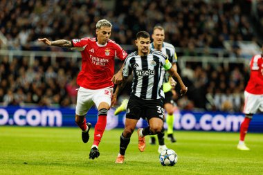 Enzo Barrenechea ve Bruno Guimaraes, Newcastle United ve SL Benfica (Maciej Rogowski / Ball Raw Images) arasında Şampiyonlar Ligi faz maçında görüldü.)
