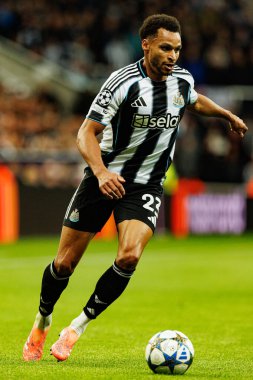 Jacob Murphy, Newcastle United FC ve SL Benfica (Maciej Rogowski / Ball Raw Images) arasındaki Şampiyonlar Ligi faz maçında görüldü.)