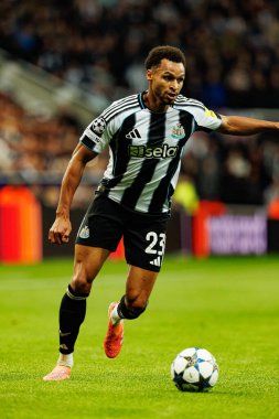 Jacob Murphy, Newcastle United FC ve SL Benfica (Maciej Rogowski / Ball Raw Images) arasındaki Şampiyonlar Ligi faz maçında görüldü.)