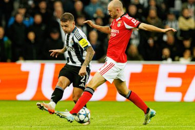 Newcastle United FC ile SL Benfica (Maciej Rogowski / Ball Raw Images) arasındaki Şampiyonlar Ligi faz maçında Kieran Trippier ve Fredrik Aursnes görüldü)