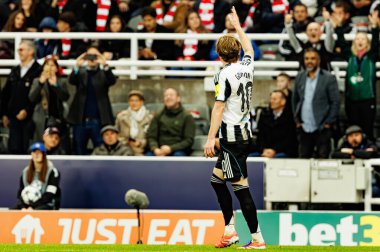 Anthony Gordon, Newcastle United FC ve SL Benfica (Maciej Rogowski / Ball Raw Images) arasındaki Şampiyonlar Ligi faz maçında attığı golün ardından kutlama yaparken görüldü.)