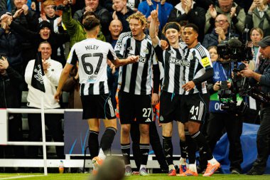Newcastle oyuncuları, Newcastle United FC ve SL Benfica (Maciej Rogowski / Ball Raw Images) arasındaki Şampiyonlar Ligi faz maçında Anthony Gordon 'dan gol üstüne gol atarken görüldü.)