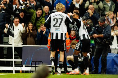 Newcastle oyuncuları, Newcastle United FC ve SL Benfica (Maciej Rogowski / Ball Raw Images) arasındaki Şampiyonlar Ligi faz maçında Anthony Gordon 'dan gol üstüne gol atarken görüldü.)