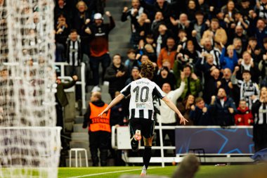Anthony Gordon, Newcastle United FC ve SL Benfica (Maciej Rogowski / Ball Raw Images) arasındaki Şampiyonlar Ligi faz maçında attığı golün ardından kutlama yaparken görüldü.)