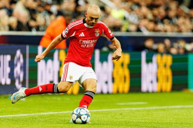 Fredrik Aursnes, Newcastle United FC ve SL Benfica (Maciej Rogowski / Ball Raw Images) arasında Şampiyonlar Ligi faz oyunu sırasında görüldü)