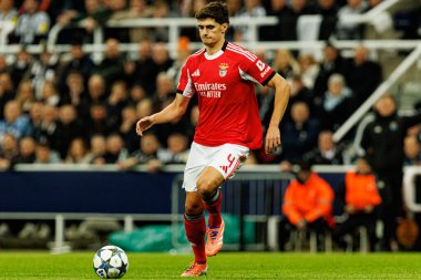 Antonio Silva, Newcastle United FC ve SL Benfica (Maciej Rogowski / Ball Raw Images) arasındaki Şampiyonlar Ligi faz maçında görüldü.)