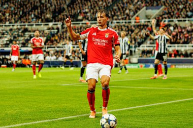 Amar Dediç, Newcastle United FC ile SL Benfica (Maciej Rogowski / Ball Raw Images) arasındaki Şampiyonlar Ligi faz maçında görüldü.)