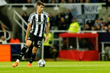 Lewis Miley, Newcastle United FC ve SL Benfica (Maciej Rogowski / Ball Raw Images) arasındaki Şampiyonlar Ligi faz maçında görüldü.)