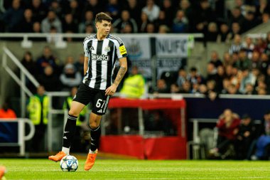 Lewis Miley, Newcastle United FC ve SL Benfica (Maciej Rogowski / Ball Raw Images) arasındaki Şampiyonlar Ligi faz maçında görüldü.)