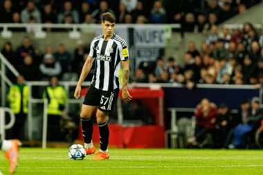 Lewis Miley, Newcastle United FC ve SL Benfica (Maciej Rogowski / Ball Raw Images) arasındaki Şampiyonlar Ligi faz maçında görüldü.)