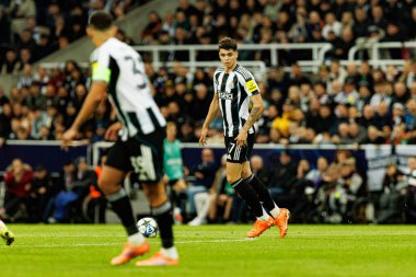 Lewis Miley, Newcastle United FC ve SL Benfica (Maciej Rogowski / Ball Raw Images) arasındaki Şampiyonlar Ligi faz maçında görüldü.)
