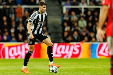 Lewis Miley, Newcastle United FC ve SL Benfica (Maciej Rogowski / Ball Raw Images) arasındaki Şampiyonlar Ligi faz maçında görüldü.)