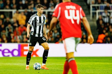 Lewis Miley, Newcastle United FC ve SL Benfica (Maciej Rogowski / Ball Raw Images) arasındaki Şampiyonlar Ligi faz maçında görüldü.)