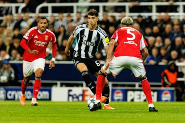 Lewis Miley, Newcastle United FC ve SL Benfica (Maciej Rogowski / Ball Raw Images) arasındaki Şampiyonlar Ligi faz maçında görüldü.)
