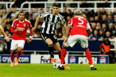 Lewis Miley, Newcastle United FC ve SL Benfica (Maciej Rogowski / Ball Raw Images) arasındaki Şampiyonlar Ligi faz maçında görüldü.)