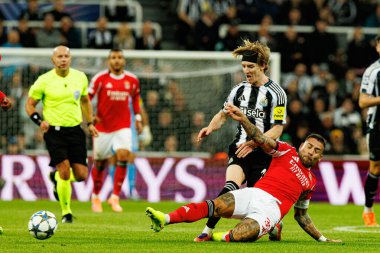 Anthony Gordon ve Nicolas Otamendi, Newcastle United FC ile SL Benfica (Maciej Rogowski / Ball Raw Images) arasındaki Şampiyonlar Ligi faz maçında görüldü.)