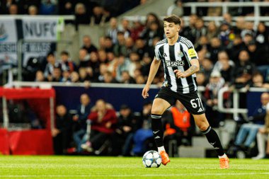 Lewis Miley, Newcastle United FC ve SL Benfica (Maciej Rogowski / Ball Raw Images) arasındaki Şampiyonlar Ligi faz maçında görüldü.)