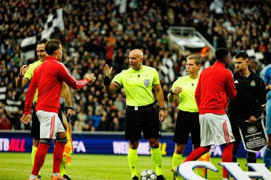 Szymon Marciniak, Newcastle United FC ve SL Benfica (Maciej Rogowski / Ball Raw Images) arasındaki Şampiyonlar Ligi faz maçında görüldü)
