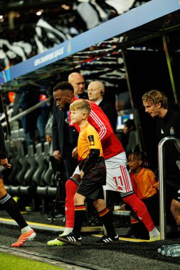  Dodi Lukebakio, Newcastle United FC ile SL Benfica (Maciej Rogowski / Ball Raw Images) arasındaki Şampiyonlar Ligi faz maçında görüldü.)
