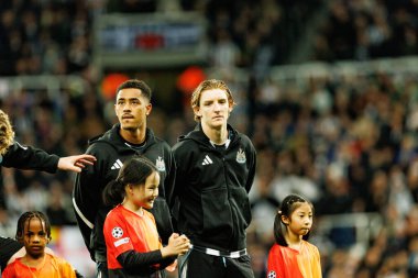 Jacob Ramsey ve Anthony Gordon, Newcastle United FC ve SL Benfica (Maciej Rogowski / Ball Raw Images) arasındaki Şampiyonlar Ligi faz maçında görüldü.)