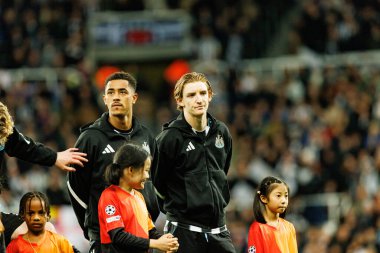 Jacob Ramsey ve Anthony Gordon, Newcastle United FC ve SL Benfica (Maciej Rogowski / Ball Raw Images) arasındaki Şampiyonlar Ligi faz maçında görüldü.)