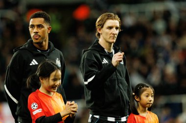 Jacob Ramsey ve Anthony Gordon, Newcastle United FC ve SL Benfica (Maciej Rogowski / Ball Raw Images) arasındaki Şampiyonlar Ligi faz maçında görüldü.)
