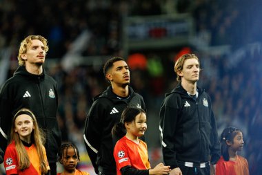 Nick Woltemade, Jacob Ramsey ve Anthony Gordon Newcastle United FC ile SL Benfica (Maciej Rogowski / Ball Raw Images) arasındaki Şampiyonlar Ligi faz maçında)
