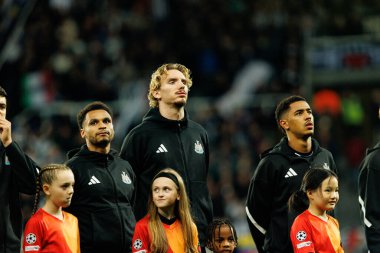 Jacob Murphy, Nick Woltemade ve Jacob Ramsey, Newcastle United FC ile SL Benfica (Maciej Rogowski / Ball Raw Images) arasındaki Şampiyonlar Ligi faz maçında görüldü.)