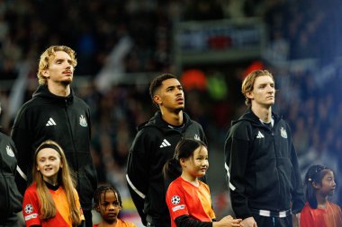 Nick Woltemade, Jacob Ramsey ve Anthony Gordon Newcastle United FC ile SL Benfica (Maciej Rogowski / Ball Raw Images) arasındaki Şampiyonlar Ligi faz maçında)
