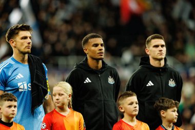 Nick Pope, Malick Thiaw ve Sven Botman, Newcastle United FC ile SL Benfica (Maciej Rogowski / Ball Raw Images) arasındaki Şampiyonlar Ligi faz maçında görüldü.)