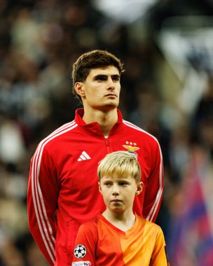 Antonio Silva, Newcastle United FC ve SL Benfica (Maciej Rogowski / Ball Raw Images) arasındaki Şampiyonlar Ligi faz maçında görüldü.)