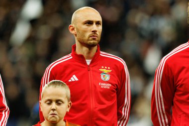 Fredrik Aursnes, Newcastle United FC ve SL Benfica (Maciej Rogowski / Ball Raw Images) arasında Şampiyonlar Ligi faz oyunu sırasında görüldü)