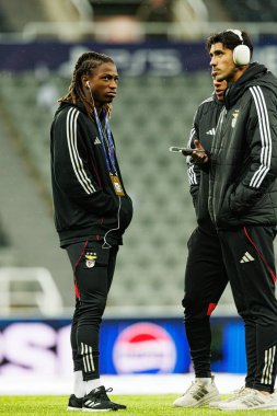 Ivan Lima ve Joao Veloso, Newcastle United FC ile SL Benfica (Maciej Rogowski / Ball Raw Images) arasındaki Şampiyonlar Ligi faz maçında görüldü.)