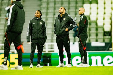 Leandro Barreiro, Vangelis Pavlidis ve Fredrik Aursnes Şampiyonlar Ligi Şampiyonlar Ligi FC ve SL Benfica (Maciej Rogowski / Ball Raw Images)