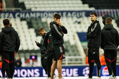 Diogo Ferreira ve Antonio Silva, Newcastle United FC ile SL Benfica (Maciej Rogowski / Ball Raw Images) arasındaki Şampiyonlar Ligi faz maçında görüldü.)