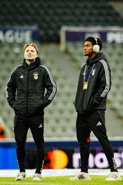 Andreas Schjelderup ve Joshua Wynder, Newcastle United FC ile SL Benfica (Maciej Rogowski / Ball Raw Images) arasındaki Şampiyonlar Ligi faz maçında)